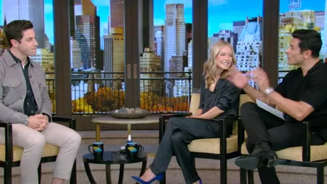 Combinaison en satin Capitaine Zadig & Voltaire portée par Kelly Ripa comme on le voit en LIVE avec Kelly et Mark le 23 octobre 2024