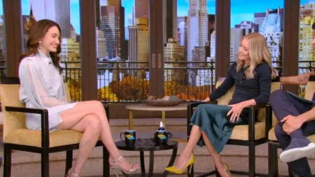 Falda corta de algodón Akris con detalle de abertura trapezoidal usada por Emmy Rossum como se vio en LIVE with Kelly and Mark el 25 de octubre de 2024