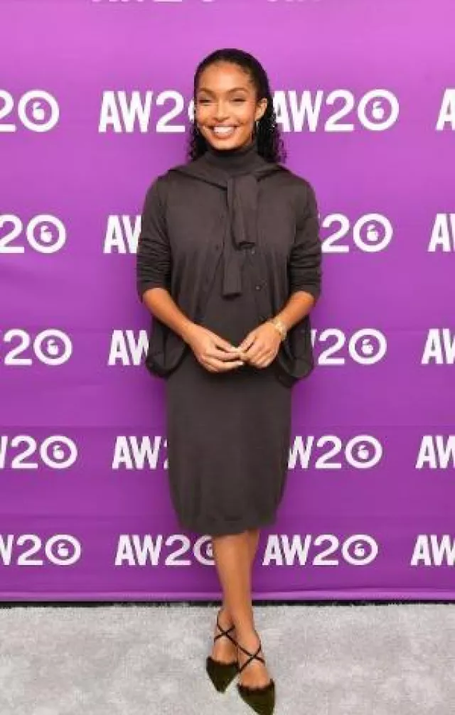 Cardigan en soie mélangée à double col Tod’s porté par Yara Shahidi lors de la Semaine de la publicité le 11 octobre 2024