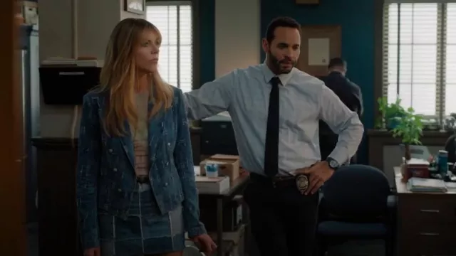 Cadre des années 70 Patchwork Denim Mini Skirt porté par Morgan Gillory (Kaitlin Olson) comme on le voit dans High Potential (S01E06)