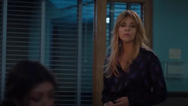 La chemise imprimée Kooples portée par Morgan Gillory (Kaitlin Olson) comme on le voit dans High Potential (S01E06)