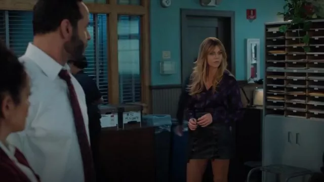 Jupe Ramy Brook Ryder portée par Morgan Gillory (Kaitlin Olson) comme on le voit dans High Potential (S01E06)
