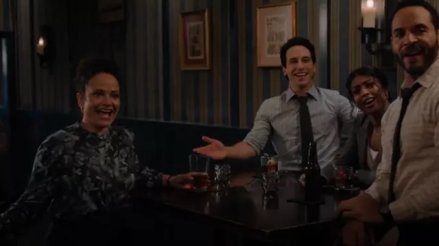 Bella Dahl Femmes Smocked Tie Back Blouse portée par Selena Soto (Judy Reyes) comme on le voit dans High Potential (S01E06)