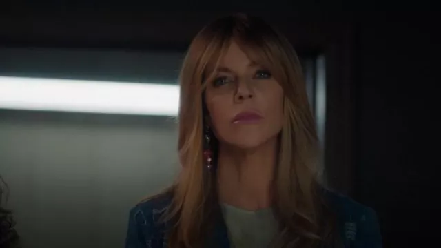 Roxanne Assoulin The Mad Merry Marvelous Crystal Drop Earrings portées par Morgan Gillory (Kaitlin Olson) comme on le voit dans High Potential (S01E06)