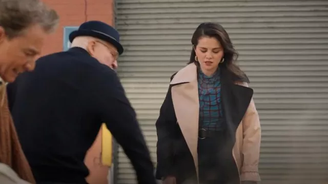 Trench-coat Alice + Olivia Nevada porté par Mabel Mora (Selena Gomez) comme on le voit dans Only Murders in the Building (S04E08)