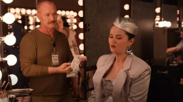 Famarine Big Disc Drop Earrings Gold Dangle Earrings Round Hammered Earrings porté par Mabel Mora (Selena Gomez) comme on le voit dans Only Murders in the Building (S04E09)