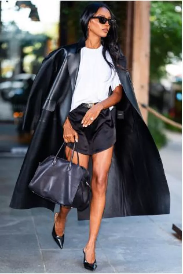 Ceinture à boucle Saint Laurent La 76 en cuir brossé portée par Jasmine Tookes à New York le 14 octobre 2024