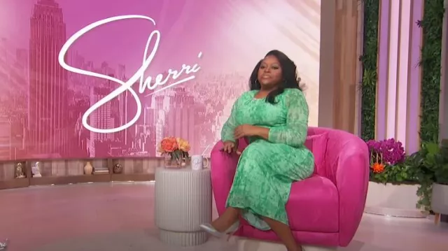 Vestido de malla con estampado de pinceladas Whistles usado por Sherri Shepherd como se ve en Sherri el 28 de octubre de 2024