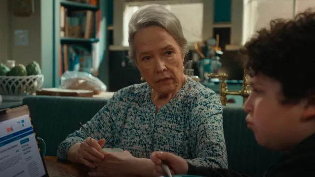 NYDJ Pintuck Blouse In Waterfall Ice portée par Madeline Matlock (Kathy Bates) comme on le voit dans Matlock (S01E02)