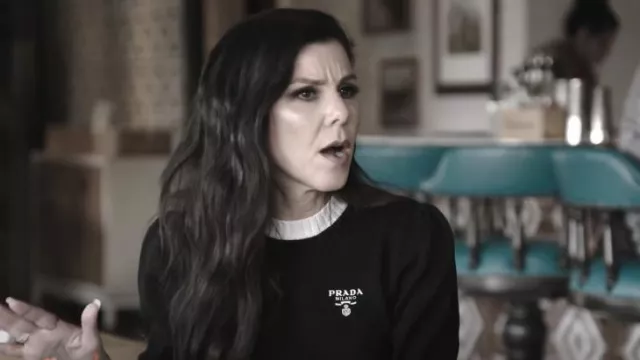 Pull à col rond en coton Prada porté par Heather Dubrow comme on le voit dans The Real Housewives of Orange County (S18E17)