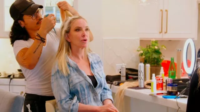 Bella Dahl Tie Dye Utility Effilochée Chemise boutonnée portée par Shannon Beador comme on le voit dans Les vraies femmes au foyer du comté d’Orange (S18E17)