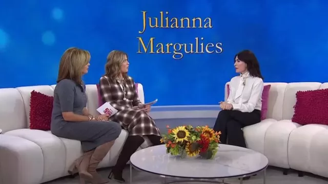 Blouse Saint Laurent à col lavallière en satin de soie portée par Julianna Margulies comme on le voit dans Today with Hoda & Jenna le 4 novembre 2024