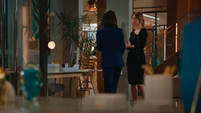 Chiara Boni La Petite Cibeles Robe fourreau à manches trois-quarts portée par Shae Banfield (Yael Grobglas) comme on le voit dans Matlock (S01E03)