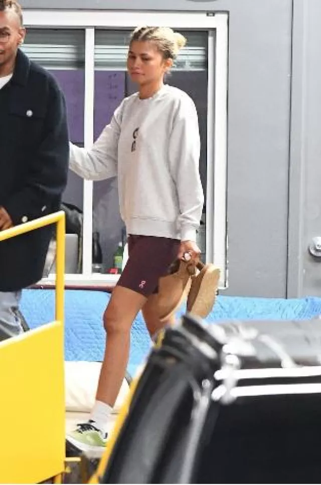 Sur les chaussettes éponge hautes en blanc portées par Zendaya Coleman aux studios Leaving Spring à New York le 17 octobre 2024
