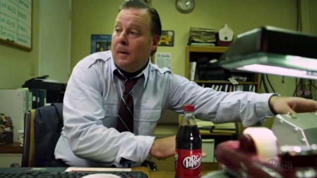 The bottle of Dr. Pepper on the desk of Eddie Jackson (Joel Murray in Shameless US S01E12