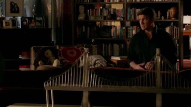 La poupée sur le canapé de Richard Castle dans Castle