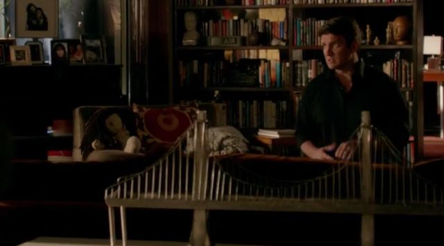 La poupée sur le canapé de Richard Castle dans Castle