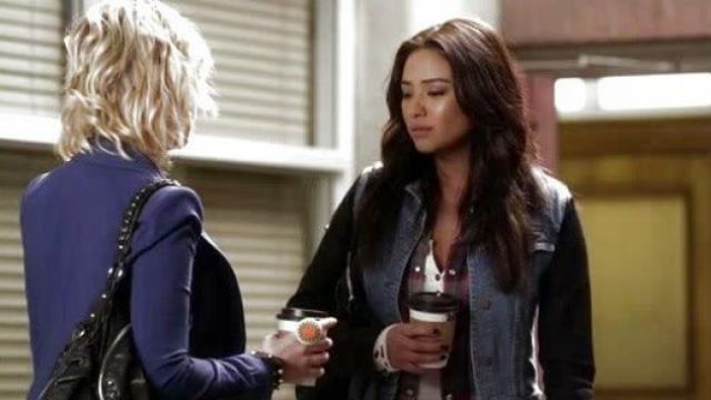 The t-shirt of Emily Fields (Shay Mitchell) in Pretty Little Liars S3E20