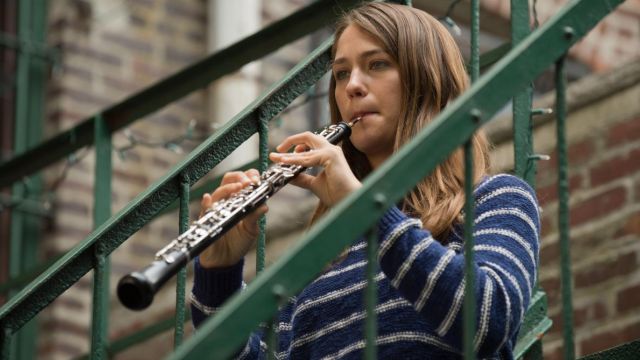Le pull type marinière de Hailey Rutledge (Lola Kirke) dans Mozart in The Jungle