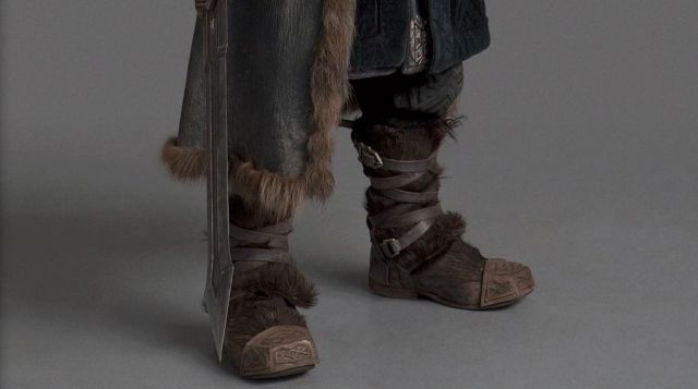 Les renforts de bottes de Tho­rin Écu-de-Chêne (Ri­chard Ar­mi­tage) dans Le Hob­bit