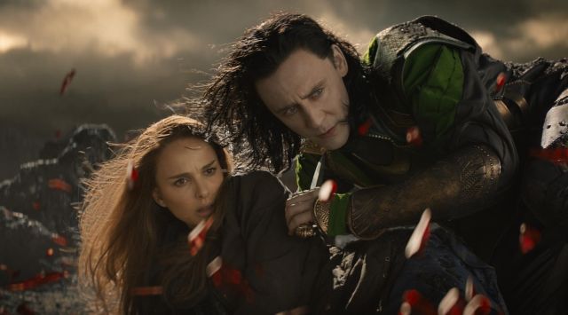 Les garde-mains do­rés de Loki (Tom Hidd­les­ton) dans Thor 2