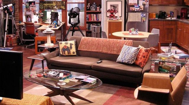 Blu Dot But­ter­cup Lounge Chair of Sheldon Cooper (Jim Parsons) in The Big Bang Theory