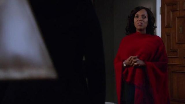 Le poncho rouge Maje d’Olivia Pope (Kerry Washington) dans Scandal