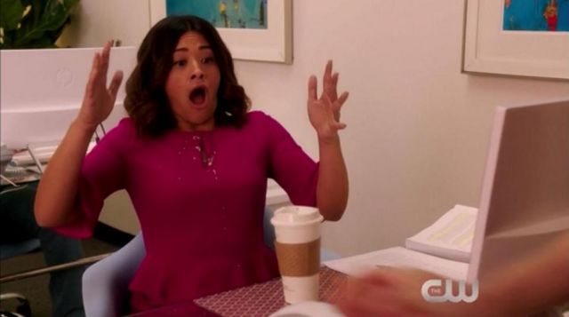 La robe rose violette Banana Republic de Jane Villanueva (Gina Rodriguez) dans Jane The Virgin (S03E12)