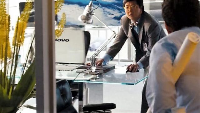 La lampe de bureau de Jerry Wang (Ken Jeong) dans Transformers 3