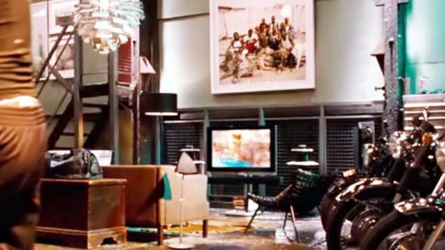 Les enceintes B&O dans l'appartement de Tuck Henson (Tom Hardy) dans Target