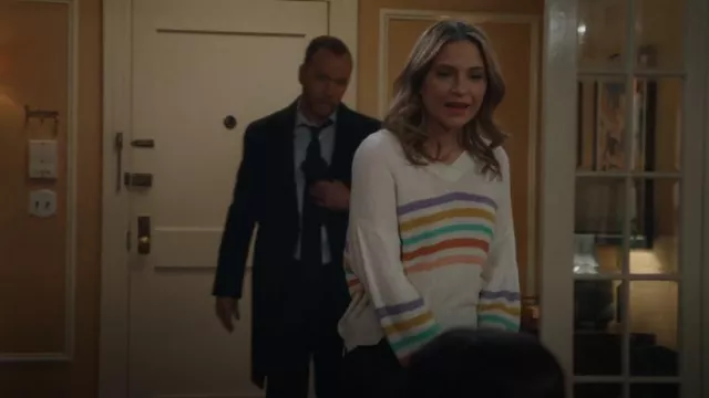 Le Lis Pull rayé à col en V porté par Eddie Janko (Vanessa Ray) comme on le voit dans Blue Bloods (S14E11)