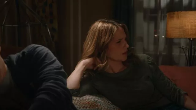 Veronica Beard Waldorf Top porté par Eddie Janko (Vanessa Ray) comme on le voit dans Blue Bloods (S14E11)