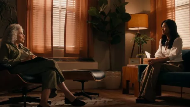 Veronica Beard Coralee Top porté par Melody 'Mel' Bayani (Liza Lapira) comme on le voit dans The Equalizer (S05E03)