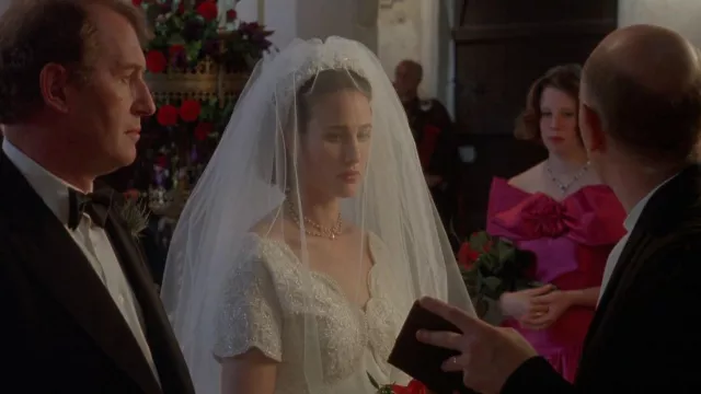 Vestuario de cuatro bodas y un funeral: Andie MacDowell lleva un vestido de novia de seda en crema Bolero con cuentas para interpretar a Carrie en la primera boda