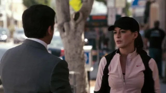 Consigue atuendos de película inteligentes: Anne Hathaway usa una chaqueta de malla Nike Fit Dry Pink y Black para jugar al Agente 99