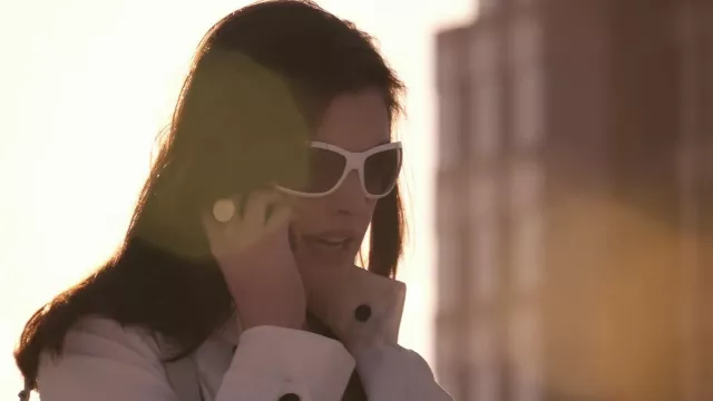 Atuendos de la película Get Smart: Anne Hathaway usa gafas de sol blancas con el logotipo de Chanel CC para interpretar al Agente 99