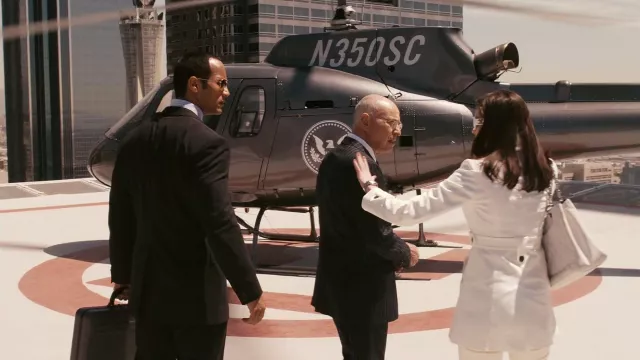Atuendos de la película Get Smart: Anne Hathaway usa el bolso de mano blanco Grand Shopping de Chanel para jugar al Agente 99