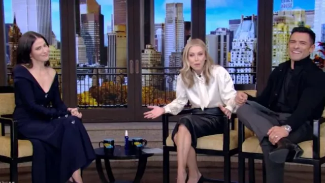 Robe à boutons à épaules dénudées Lela Rose portée par Jackie Tohn comme on le voit en LIVE avec Kelly et Mark le 1er novembre 2024