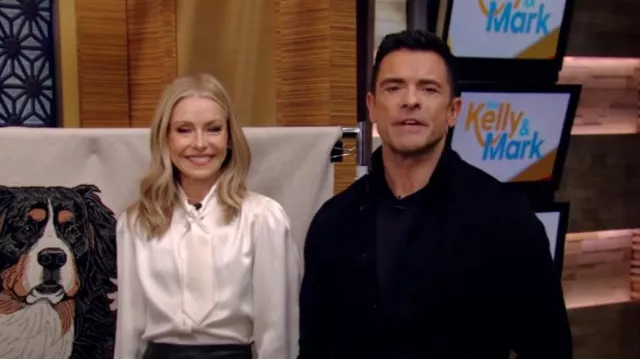 Blusa Saint Laurent con cuello Lavallière en satén de seda usada por Kelly Ripa como se vio en LIVE with Kelly and Mark el 1 de noviembre de 2024