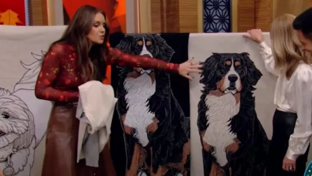 Jupe midi en cuir végétalien Cinq à Sept Veena portée par Monica Mangini comme on le voit dans LIVE with Kelly and Mark le 1er novembre 2024