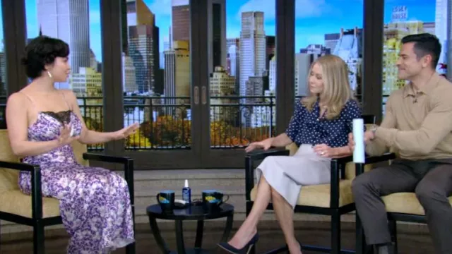 Robe en biais en satin de soie imprimé iris violet Rodarte portée par Auli’i Cravalho comme on le voit en LIVE avec Kelly et Mark le 7 novembre 2024