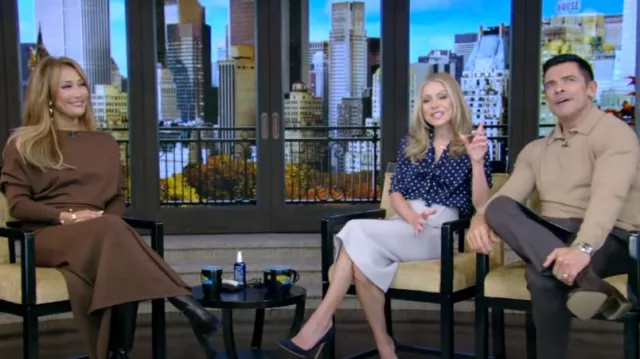 Robe midi en laine mélangée à une épaule Simkhai Janese portée par Carrie Ann Inaba comme on le voit en LIVE avec Kelly et Mark le 7 novembre 2024