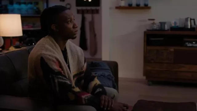 Cárdigan del Departamento de Pintura del Mercado en mezcla de lana usado por Zeke Wallace (Arlen Escarpeta) como se ve en Encontrado (S02E03)