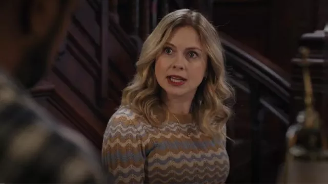 Haut Heartloom Eydie en Camel porté par Samantha (Rose McIver) comme on le voit dans Ghosts (S04E01)