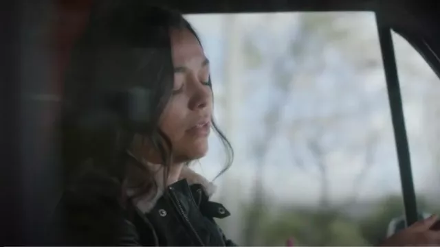 Chaqueta bomber de cuero con cuello de oveja para mujer de Lucky Brand usada por la Dra. Mika Yasuda (Midori Francis) como se ve en Grey's Anatomy (T21E06)