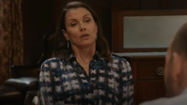 Chemise Nic+Zoe Indigo/Multi Shibori Glow Button sur le devant portée par Erin Reagan (Bridget Moynahan) comme on le voit dans Blue Bloods (S14E14)