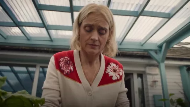 Cárdigan Barrie con cuello en V en cachemira y con motivo floral usado por Grace Williams (Anne-Marie Duff) como se ve en Bad Sisters (S02E02)
