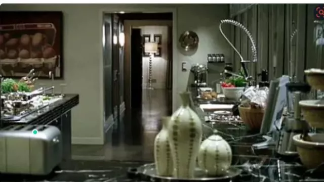 Eggs and muffin painting of John Smith (Brad Pitt) in Mr. & Mrs. Smith