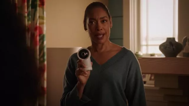 Suéter con cuello en V de cachemira blanco + Warren usado por Tommy Vega (Gina Torres) como se ve en 9-1-1: Lone Star (S05E04)