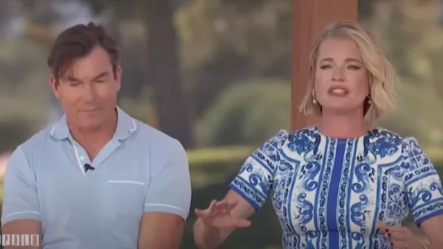 Dolce & Gabbana Robe fourreau ajustée en soie imprimée en majolique portée par Rebecca Romijn comme on le voit dans LIVE with Kelly and Mark le 12 novembre 2024